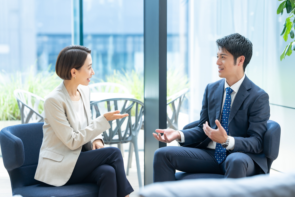 上司と部下が向き合って1on1面談を行う様子